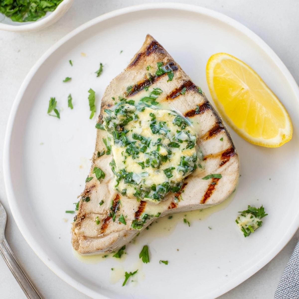 Savourez un Swordfish Keto au beurre citronné et aux herbes, un plat méditerranéen facile.