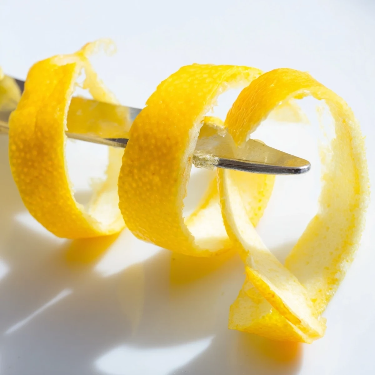 Un éclat de zeste de citron frais, parfait pour garnir un cocktail ou dessert.