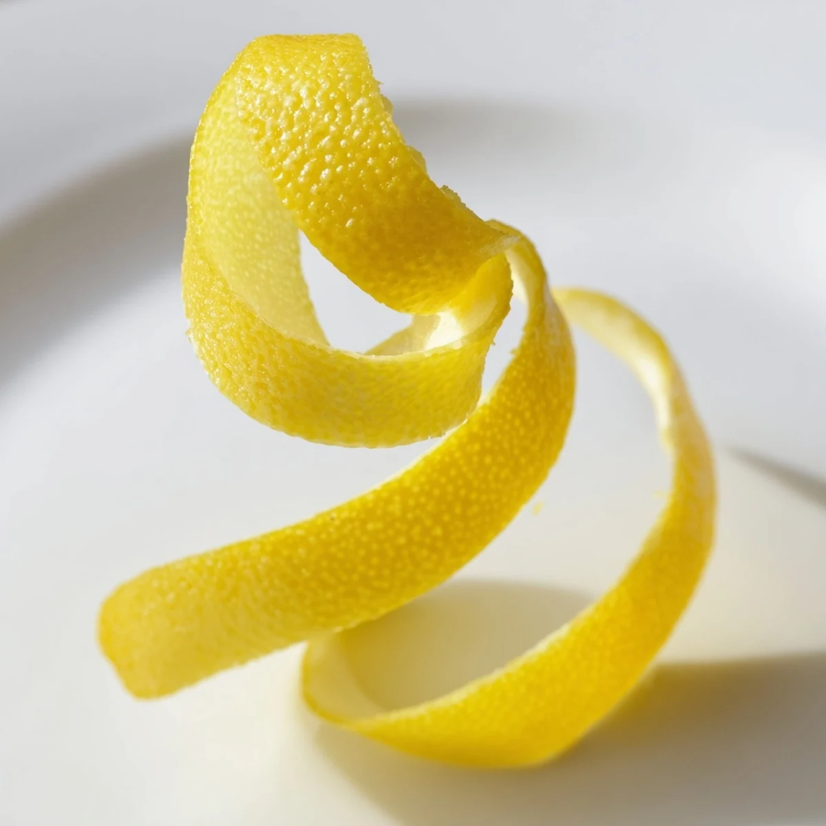 Une garniture de "Lemon Twist" fraîche dégageant un parfum citronné pour embellir un cocktail.
