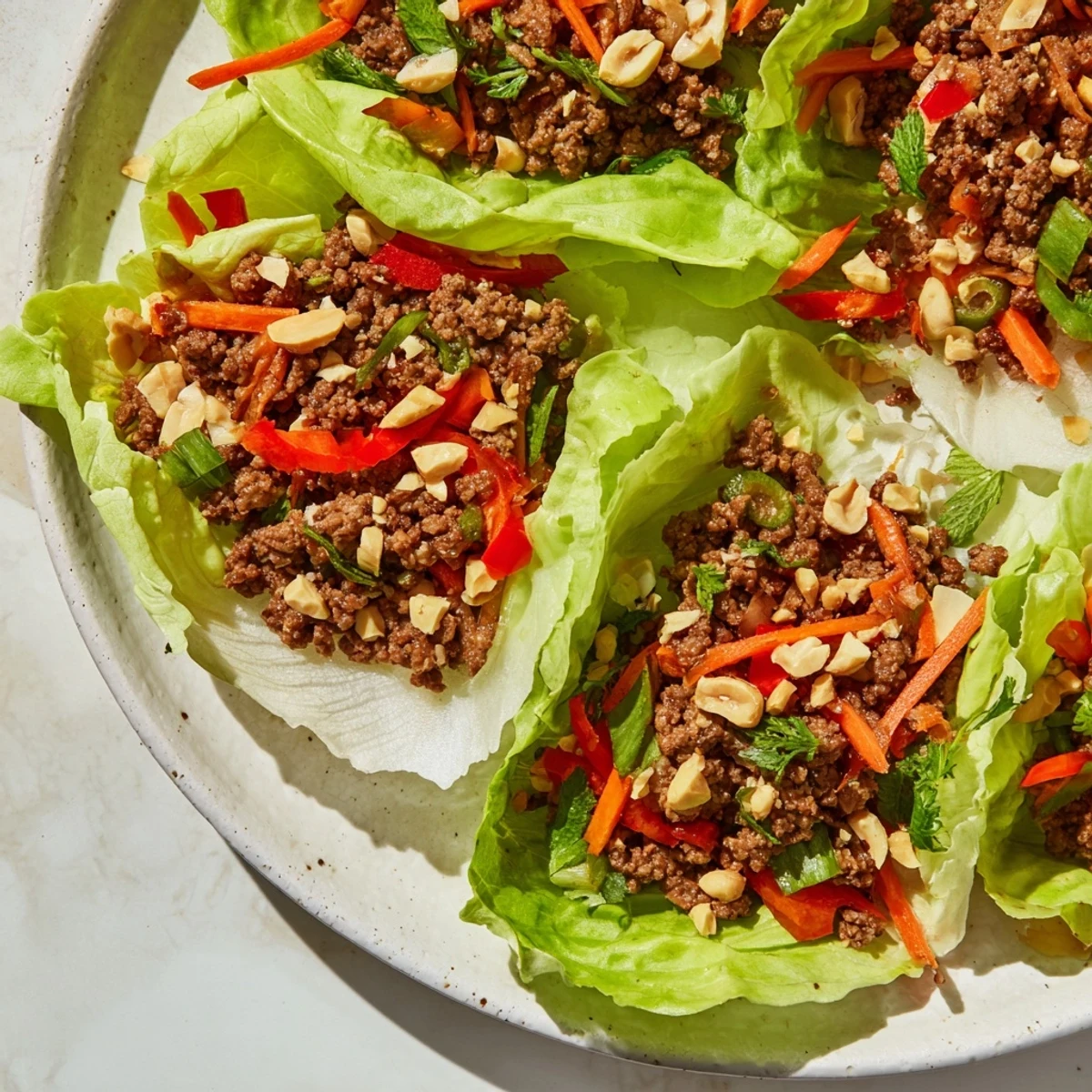Des coupelles de laitue au bœuf incandescentes : photographiant ce plat délicieux et prêt à manger.