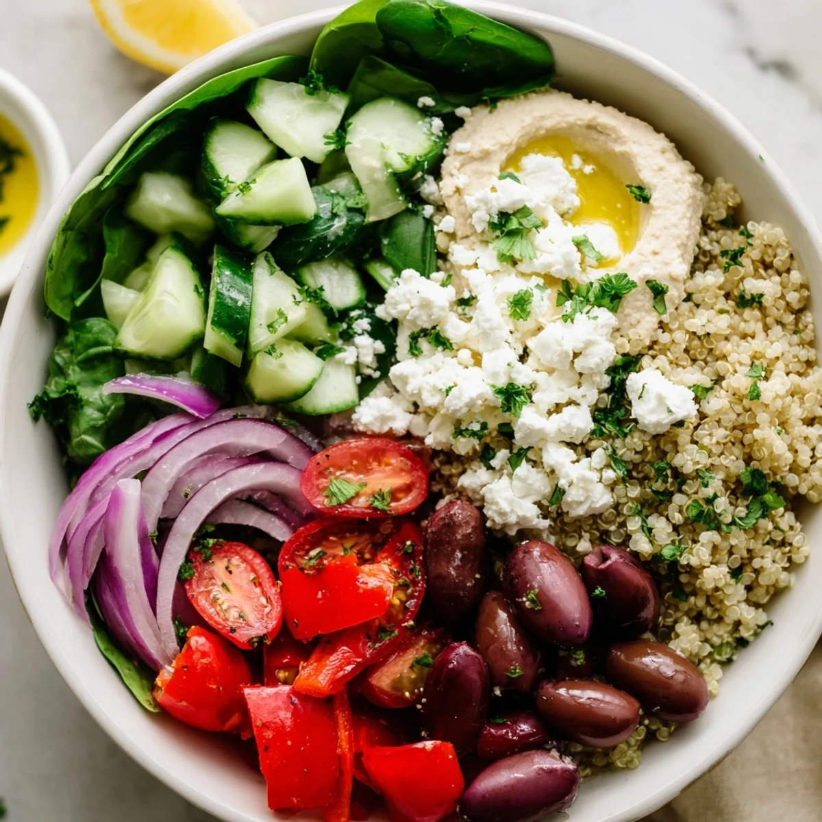 Quinoa moelleux et olives Kalamata composent ce Bowl Méditerranéen au Quinoa avec Hummus.