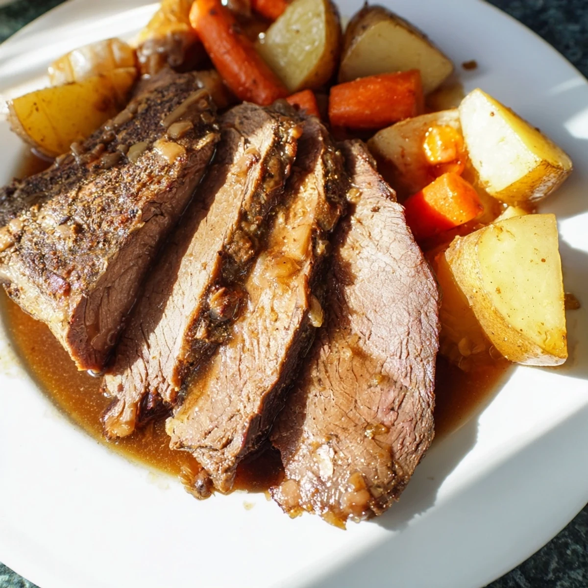 Un Beef Supper Roast juteux avec carottes et pommes de terre rôties, sortant du four à 325°F.