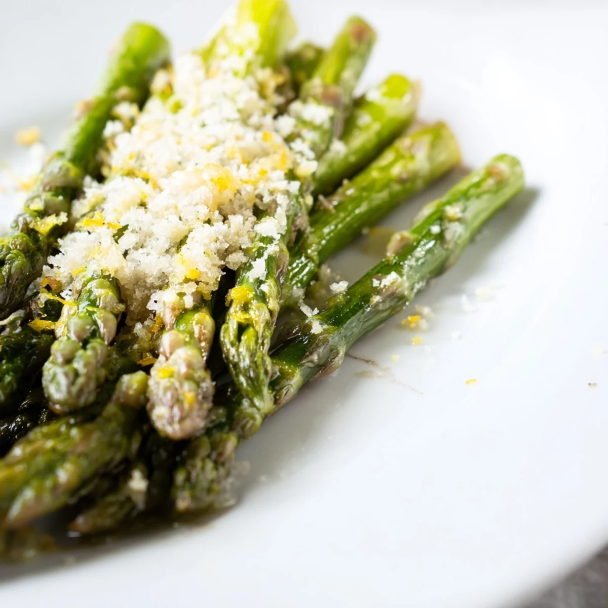 Saut de citron et d'ail avec du Parmesan sur des asperges vertes croquantes.