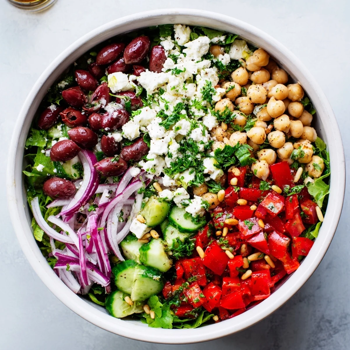 Une assiette de Méditerranée parfaite pour un dîner sain, garnie de poivrons rouges juteux, d'olives et d'une vinaigrette au citron.
