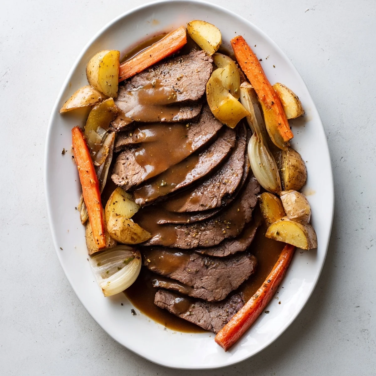 Un plat principal de Beef Supper Roast Dinner avec du bœuf rôti tendre, des pommes de terre dorées et des légumes racines savoureux.