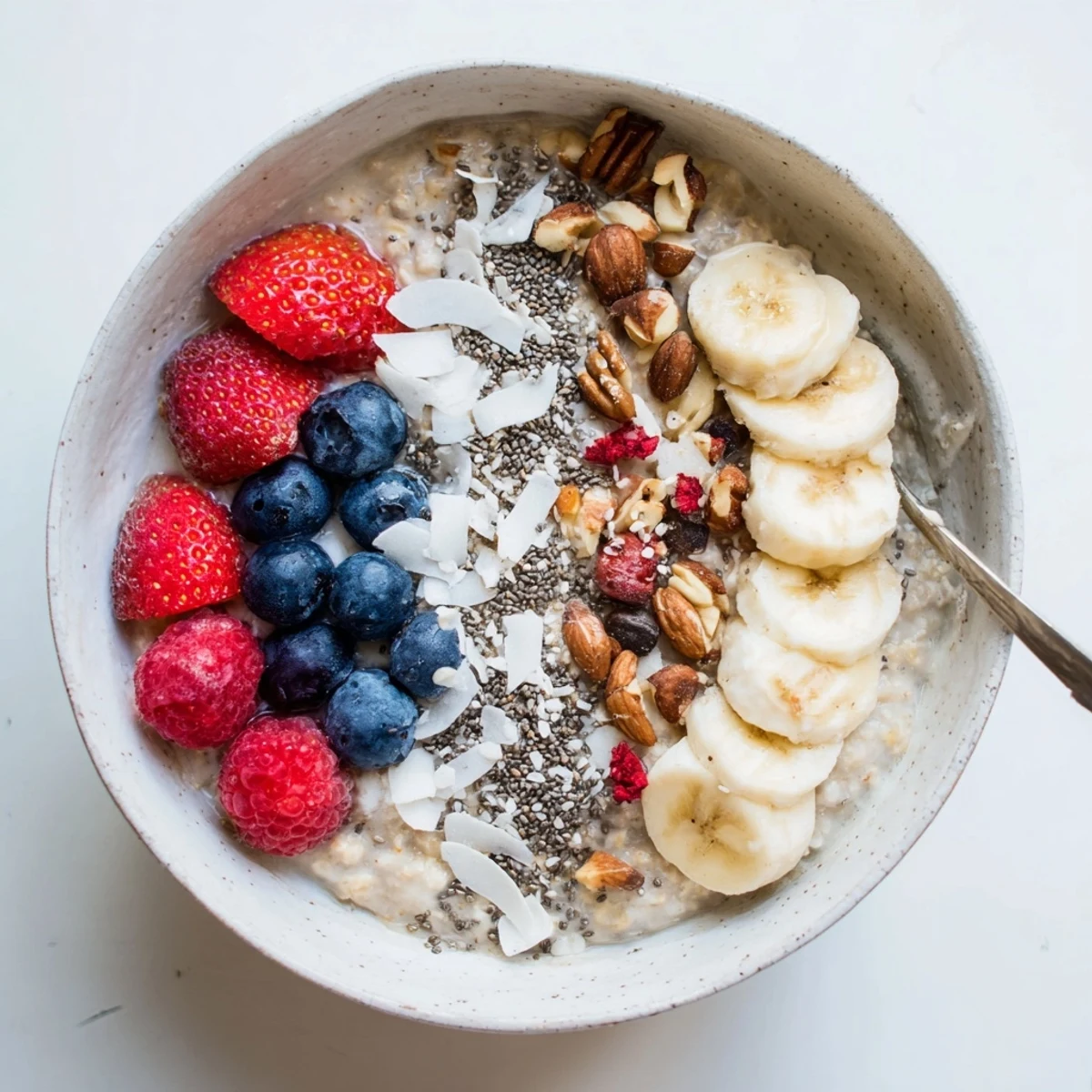 Ce Creamy Breakfast Oats Bowl crémeux est parfumé à la cannelle et saupoudré de noix croquantes pour le petit-déjeuner.