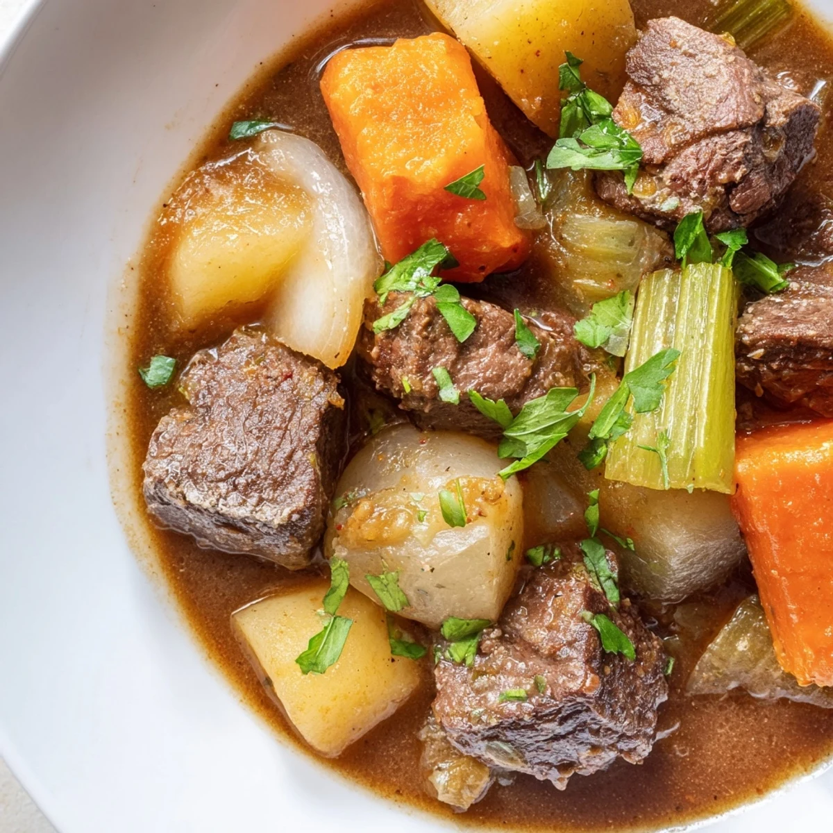 St. Patrick's Day Irish Beef Stew mijoté, morceaux de bœuf tendres et carottes dorées
