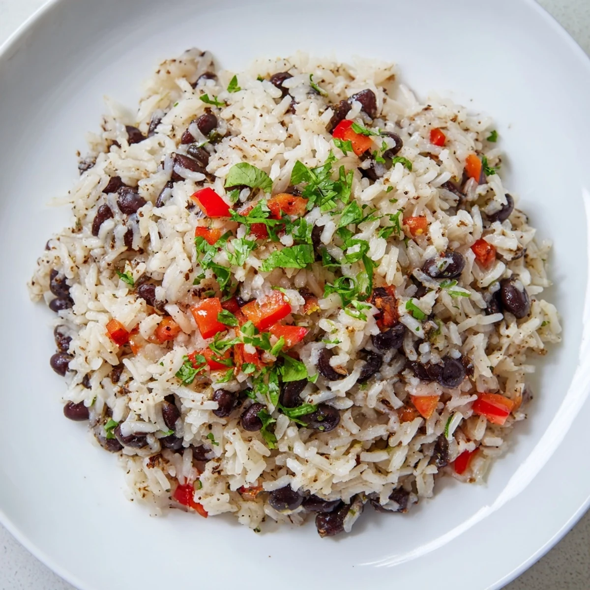 Assiette de Rice and Beans with Spices, un plat réconfortant et savoureux aux couleurs vibrantes.