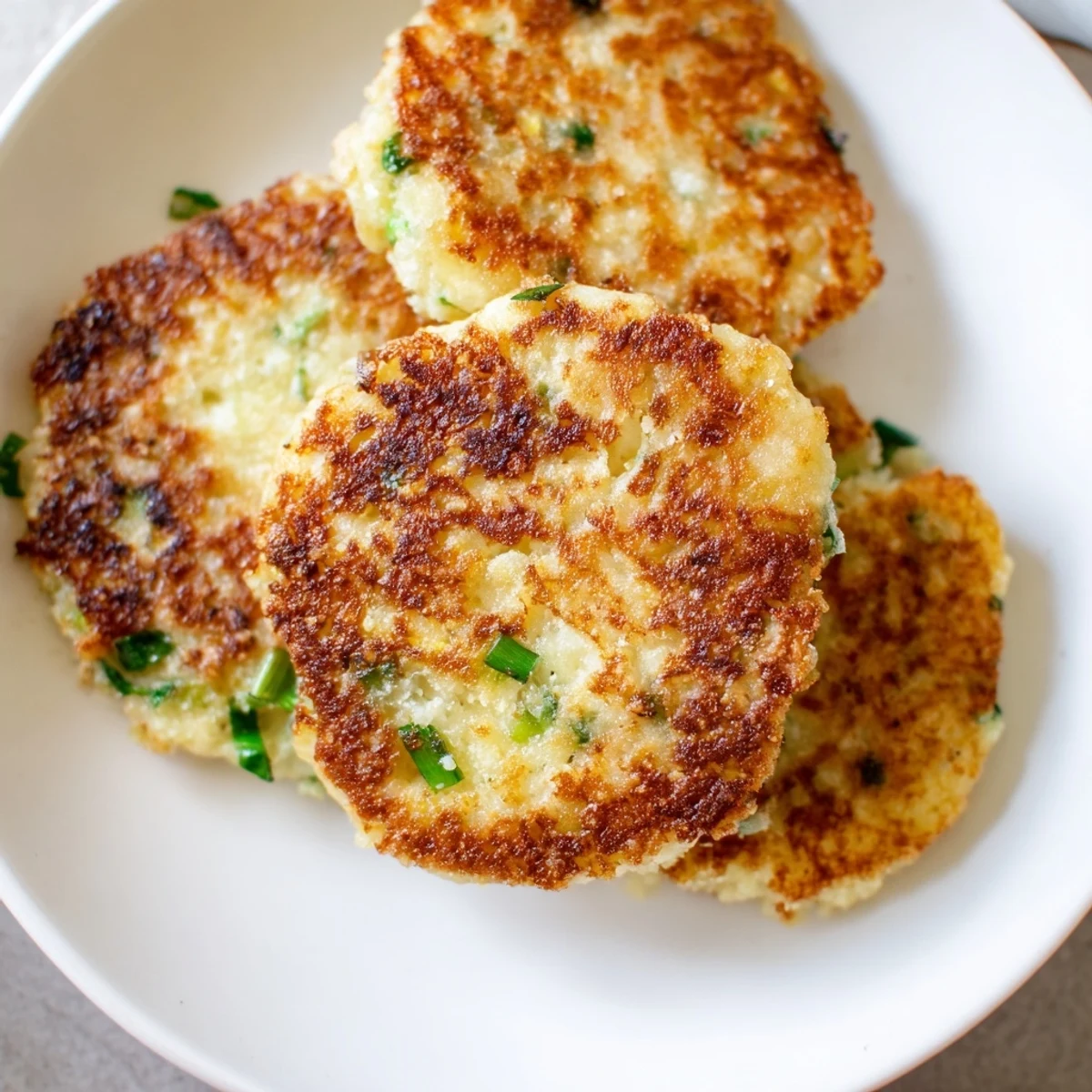 Au centre, des Irish Potato Cakes with Scallions croustillantes et moelleuses, parfaites pour un petit-déjeuner réconfortant.
