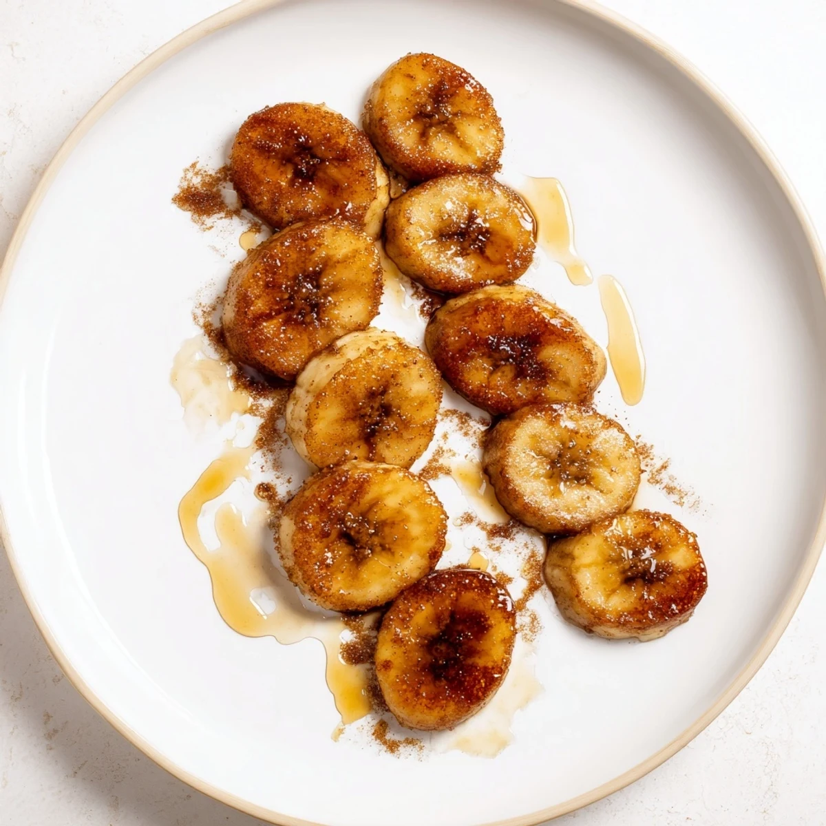 Tranches de bananes parfaitement grillées saupoudrées de sucre brun et de cannelle chaude