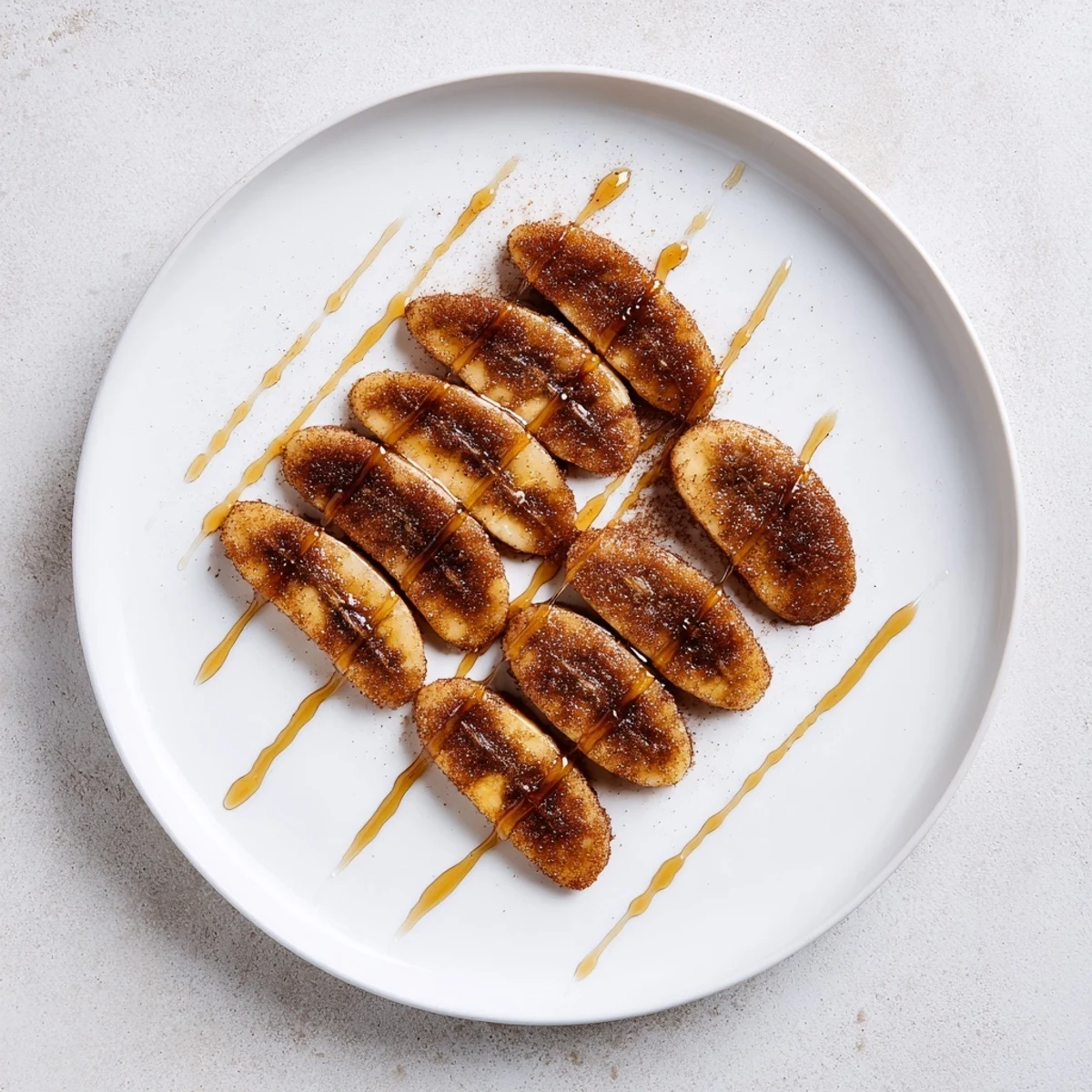 Bananes cannelle caramélisées dorées dans une poêle avec du beurre moussant