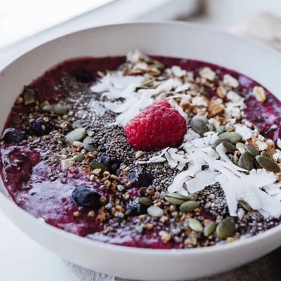 Winter Berry Smoothie Bowl with Seeds fraîchement préparé, avec yaourt crémeux, flocons d'avoine et graines de chia.