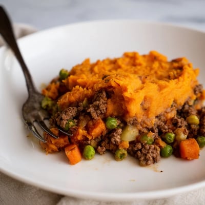 Ce plat de réconfort présente une garniture de bœuf haché et légumes sous une purée crémeuse de patate douce.
