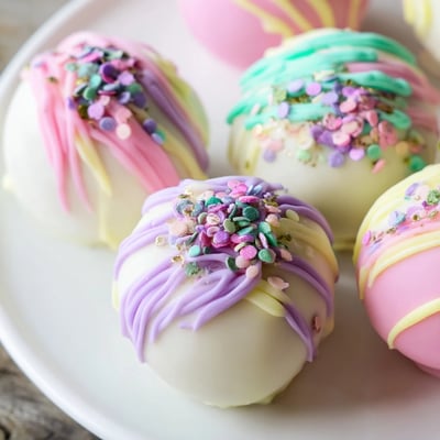 Les Easter Egg Cake Pops tièdes attendent d'être dégustés après la cuisson.